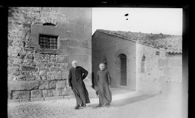 El canonge Jaume Collell i Bancells (esquerra) acompanyat del mossèn Antoni Baranguer caminant per un dels carrers de Vic