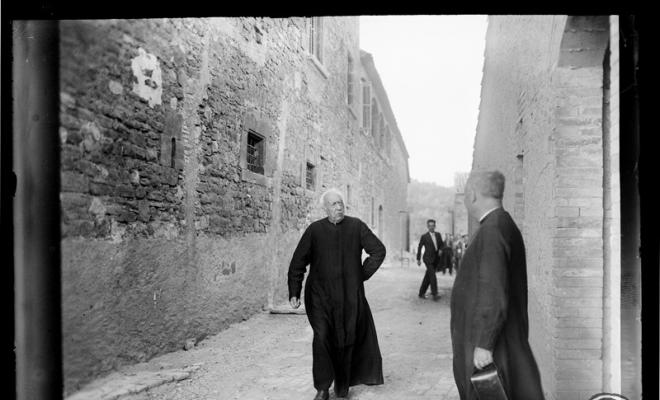 El canonge Jaume Collell i Bancells caminant per un carrer de Vic