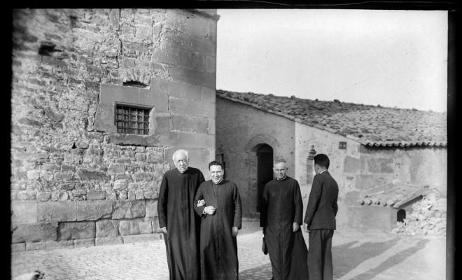 El canonge Jaume Collell i Bancells del braç de Lluís Carreras, al costat mossèn Antoni Baranguer i d'esquenes Miquel Carreras (?). Vic