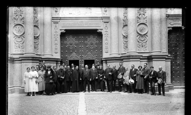 Membres de l'Acadèmia Catòlica, entre ells en doctor Lluís Carreras, en sortir de la basílica de Montserrat després de l'ofrena del ciri votiu. Santuari de la Mare de Déu de Montserrat