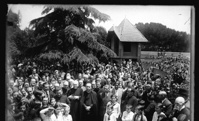 Capellans i membres de l'Acadèmia Catòlica al jardí després de la missa inaugural i la col·locació de la primera pedra de l'església de Sant Salvador. Sabadell