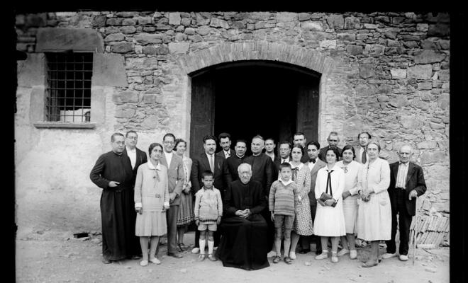 Grup de persones amb el canonge Jaume Collell i Bancells. Vic