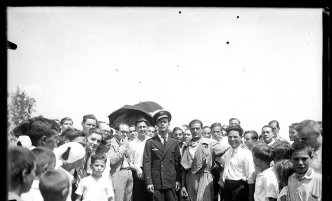 Grup d'aviadors i públic del festival aèri celebrat a la Festa Major. Sabadell