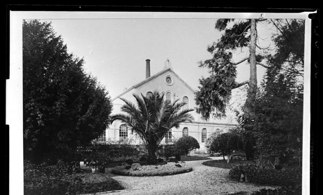 Jardins i façana del vapor vell de Manufactures Carol S.A. (vapor de l'infern) al carrer Calderon cantonada Jovellanos, conegut com Cal Jepó. Sabadell