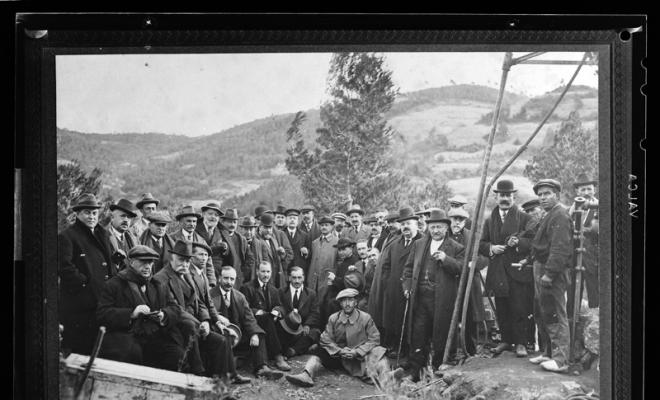 Usuaris de les aigües del riu Ripoll reunits a les Arenes en motiu del sondeig realitzat per l'estudi de la construcció d'una presa regularitzadora de l'aigua. Pantà del riu Ripoll. Sabadell