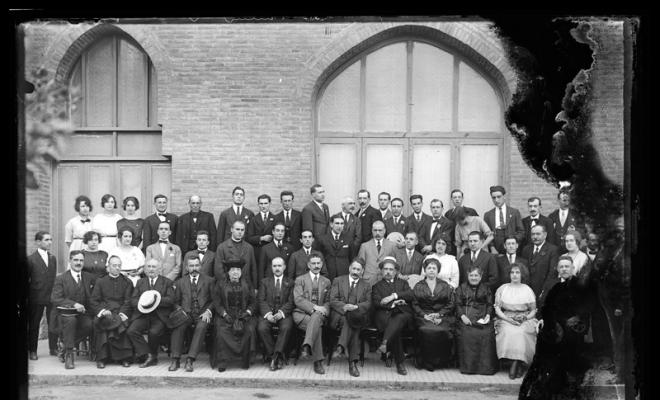 Autoritats locals al pati de l'Escola Industrial en l'homenatge al mestre Josep Planas i Argemí director de l'Orfeó de Sabadell