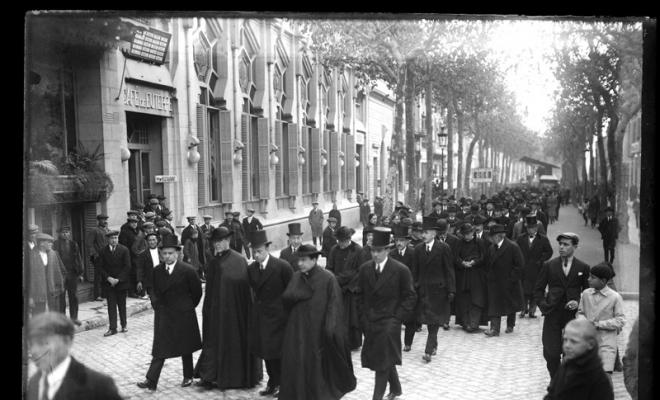 Enterrament de Josep Gorina Pujol. Familiars i autoritats a la Rambla de Sabadell al seu pas pel teatre Euterpe