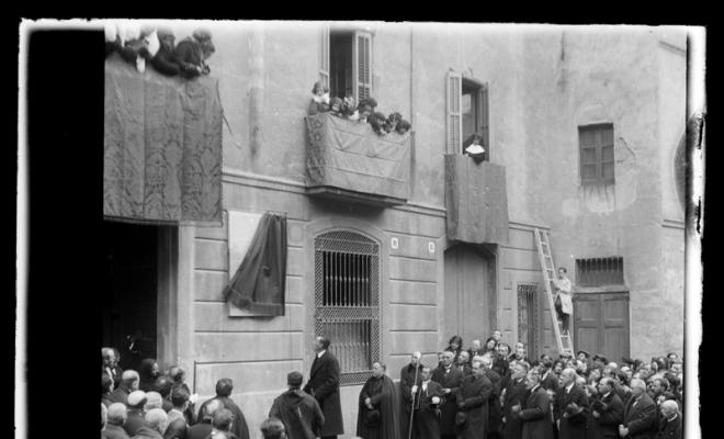 El senyor Vidal i Viñas, en representació de l'alcalde de Sabadell, descobreix una làpida en honor al Doctor Fèlix Sardà i Salvany, davant la façana de l'asil de les Germanetes dels Ancians Desemparats. Sabadell