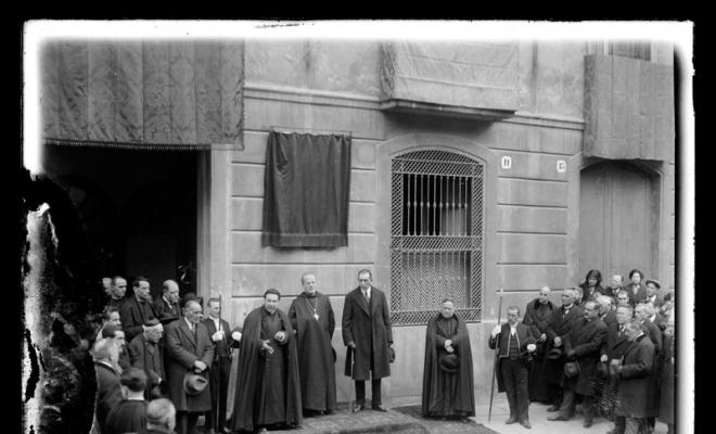 Mossèn Lluís Carreras parlant en la inauguració d'una làpida en honor al Doctor Fèlix Sardà i Salvany, davant la façana de l'asil de les Germanetes dels ancians desemparats. Sabadell