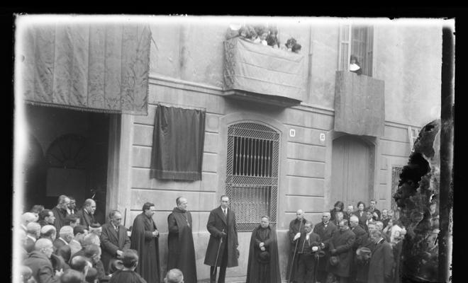Descoberta d'una làpida en honor al Doctor Fèlix Sardà i Salvany davant la façana de l'asil de les Germanetes dels Ancians Desemparats. Sabadell