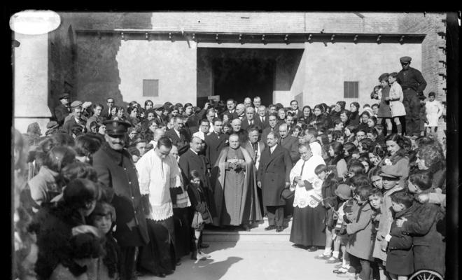 Sortida de la benedicció de l'altar del Gremi de Fabricants en honor a Sant Sebastià i Sant Roc pel bisbe de Barcelona Josep Miralles Sbert. Sabadell