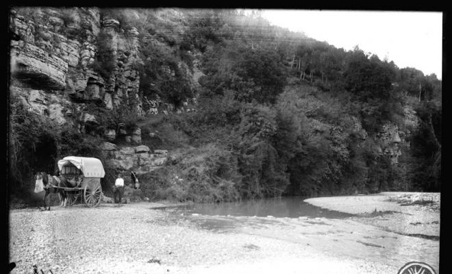Home i un carro de cavalls recollint aigua a la font de la Riera. Sant Feliu del Racó