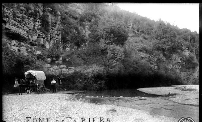 Home i un carro de cavalls recollint aigua a la font de la Riera. Sant Feliu del Racó
