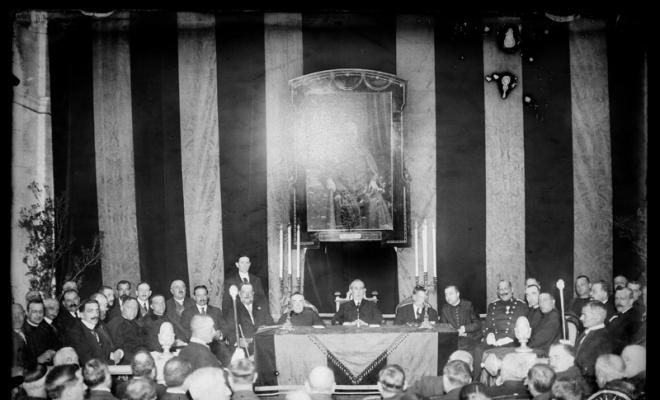 Presidència de la sessió necrològica en memòria del Doctor Sardà i Salvany a l'Acadèmia Catòlica. Sabadell