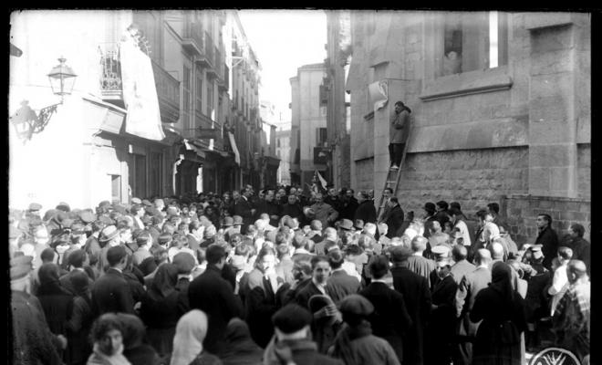 Assistents a la descoberta d'una làpida que el dóna el nom de Sardà i Salvany al carrer de la Rosa. Sabadell