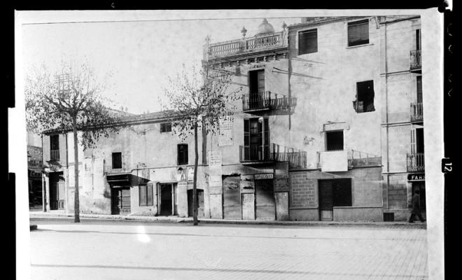 Aspecte de la Plaça de l'Àngel entre la via Massagué i el carrer de la Salut. Sabadell