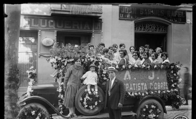Cotxe a la Rambla davant de la casa Saus el dia de Sant Cristòfol. Sabadell