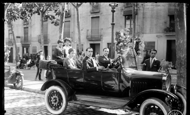 Cotxe al seu pas per la Rambla de Sabadell el dia de Sant Cristòfol. Sabadell
