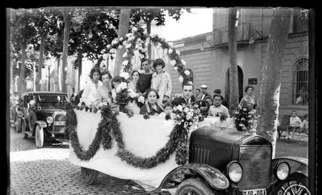 Cotxe guarnit al seu pas per la Rambla el dia de Sant Cristòfol. Sabadell