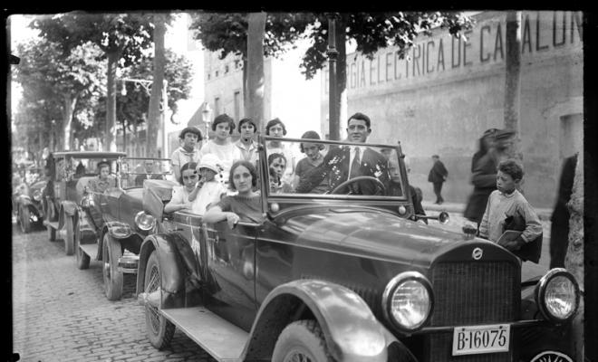 Caravana de cotxes anant a la benedicció de la festa de Sant Cristòfol. Sabadell
