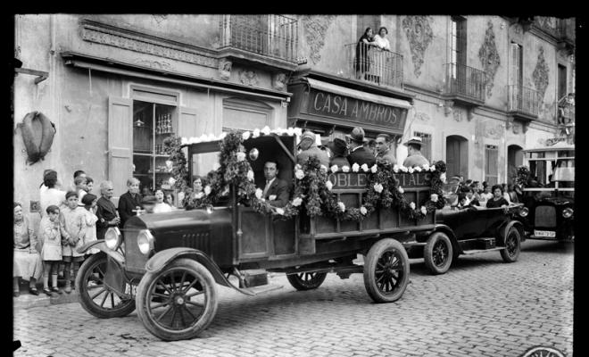 Cotxe a la Via Massagué davant de la casa Ambros i ca l'Escaiola el dia de Sant Cristòfol. Sabadell