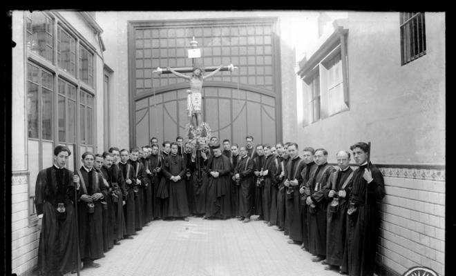 Secció de portants de la imatge del Sant Crist de la parròquia de la Santíssima Trinitat. Sabadell