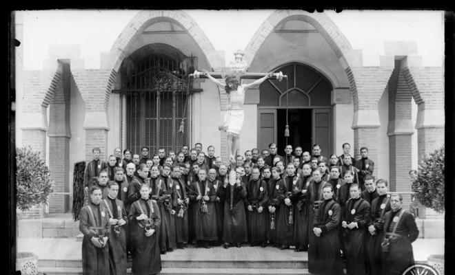 Secció de portants del Sant Crist de la parròquia de Sant Feliu al pati de la Caixa d'Estalvis de Sabadell