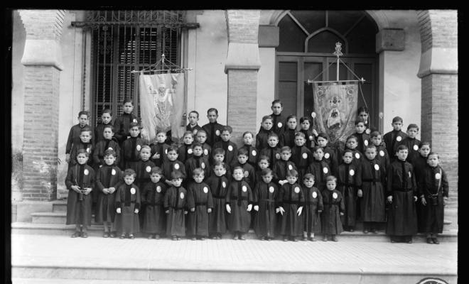 Grup d'aspirants de la Confraria de la Puríssima Sang reunits al pati de la Caixa d'Estalvis de Sabadell