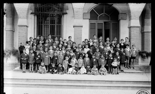 Grup d'aspirants de la Confraria de la Puríssima Sang reunits al pati de la Caixa d'Estalvis de Sabadell