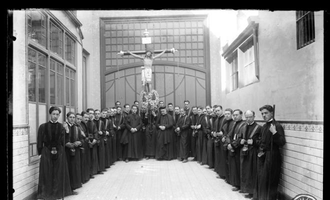 Secció de portants de la imatge del Sant Crist de la parròquia de la Santíssima Trinitat. Sabadell