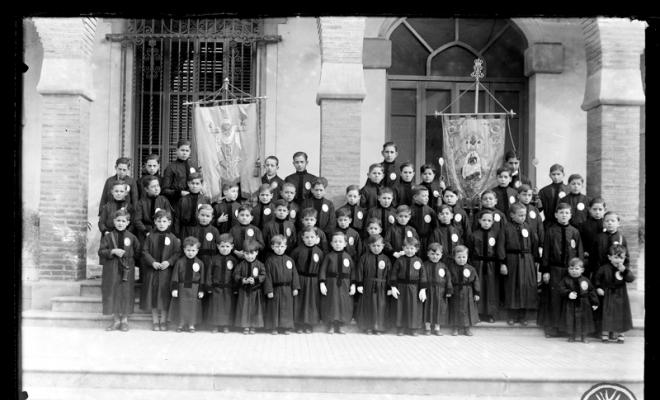 Grup d'aspirants de la Confraria de la Puríssima Sang reunits al pati de la Caixa d'Estalvis de Sabadell