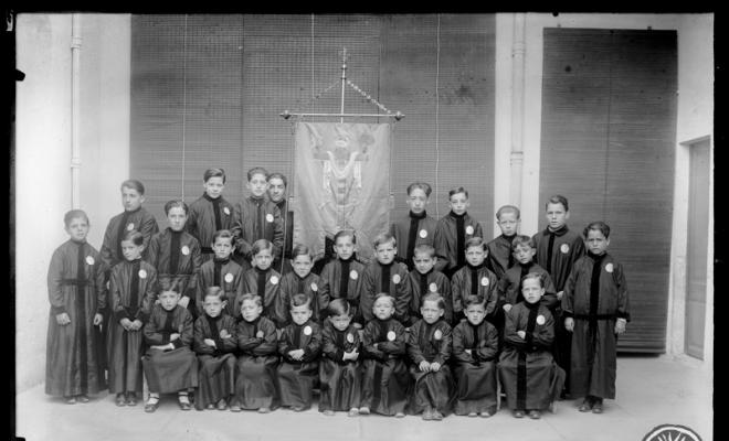 Secció infantil de portants del Sant Crist de la Confraria de la Puríssima Sang. Sabadell