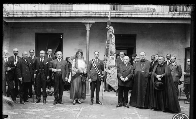 Retrat després de la benedicció de la bandera del Sometent de Sabadell