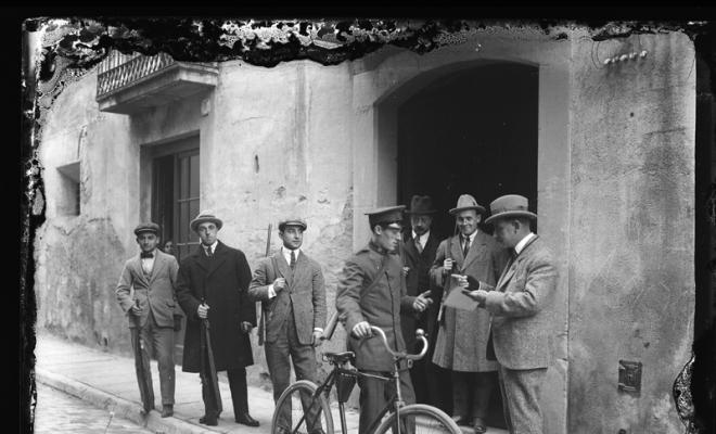 Grup del Sometent de Sabadell, un d'ells en bicicleta, en una de les seves actuacions. Sabadell