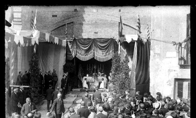 Missa celebrada a la porta de l'església de Sant Feliu abans de la benedicció de la bandera del Sometent. Sabadell