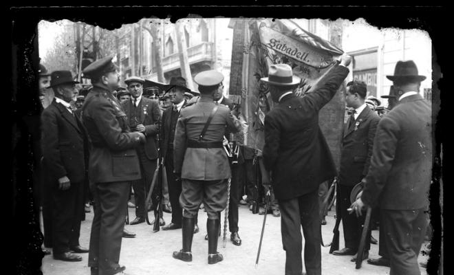 El general Emili Barrera Luyando passant revista al Sometent de Sabadell. Sabadell