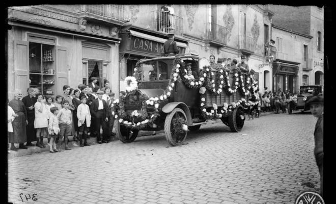 La Banda Militar de Música en un camió al seu pas per la Via Massagué davant de la casa Ambros. Dia de Sant Cristòfol. Sabadell