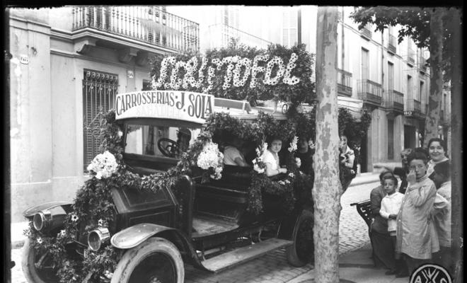 Cotxe de les carrosseries J. Solà guarnit amb flors per la festa de Sant Cristòfol. Sabadell