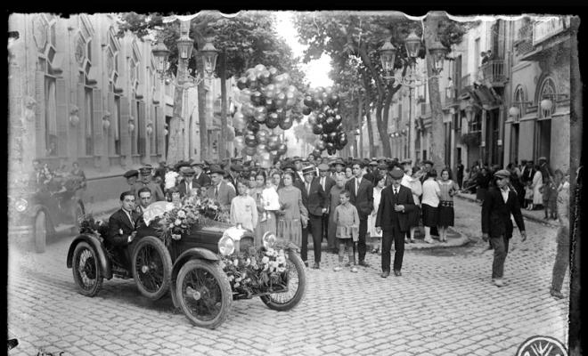 Festa de Sant Cristòfol. Pas del cotxes per l'entrada de la Rambla. A l'esquerra el cafè- teatre Euterpe. Sabadell