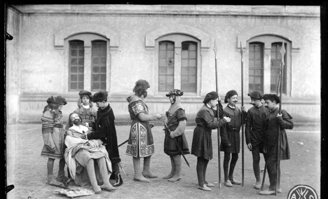 Alumnes de les Escoles Pies durant la representació d'un drama històric en un dels festivals de l'escola. Sabadell
