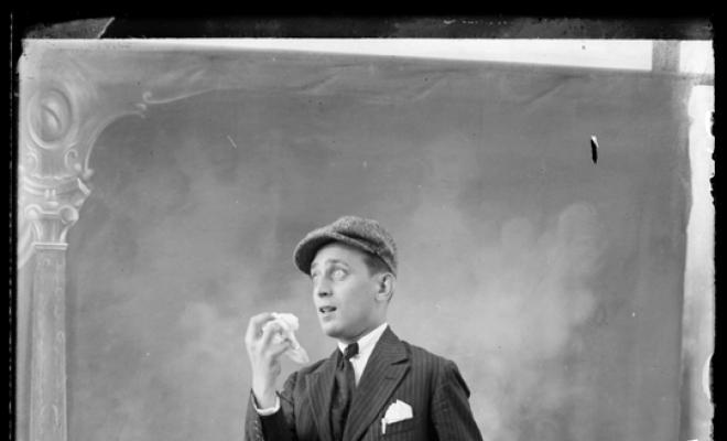 L'Ernest representat per l'actor Joan Carbonell en l'obra de teatre L'encís de Can feu de J. Serracant Manau. Sabadell