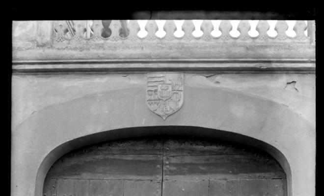 Porta i escut del castell de Can Feu. Sabadell