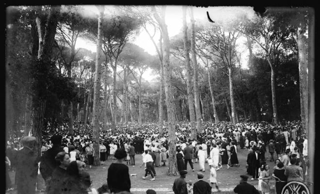 Ball de sardanes al bosc de Can Feu. Sabadell
