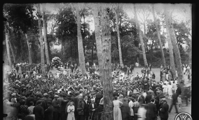 Ball de sardanes al bosc de Can Feu, música a càrrec de la Cobla Principal del Vallès. Festa Major de Sabadell