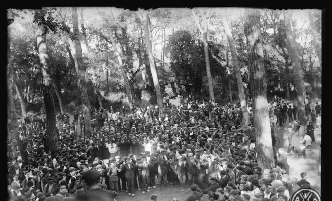 Ball de sardanes al bosc de Can Feu. Sabadell