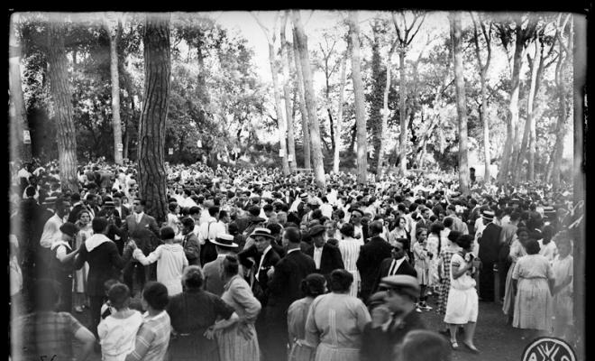 Ball de sardanes al bosc de Can Feu. Sabadell