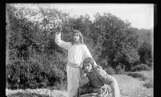 Representació d'Els Pastorets a la masia de Can Vilar. Escena dels pastors mirant al cel, representada per Eliseu Gil i Joan Suñer. Sabadell