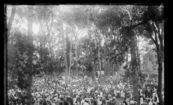 Ball de sardanes al bosc de Can Feu. Sabadell