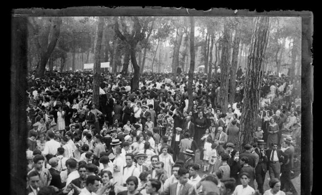 Ball de sardanes al bosc de Can Feu. Sabadell