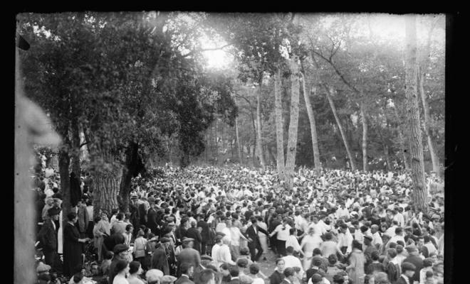 Ball de sardanes al bosc de Can Feu. Sabadell